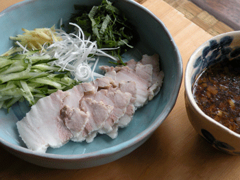 豚バラ肉の酒蒸し・ネギソース添え(file302)
